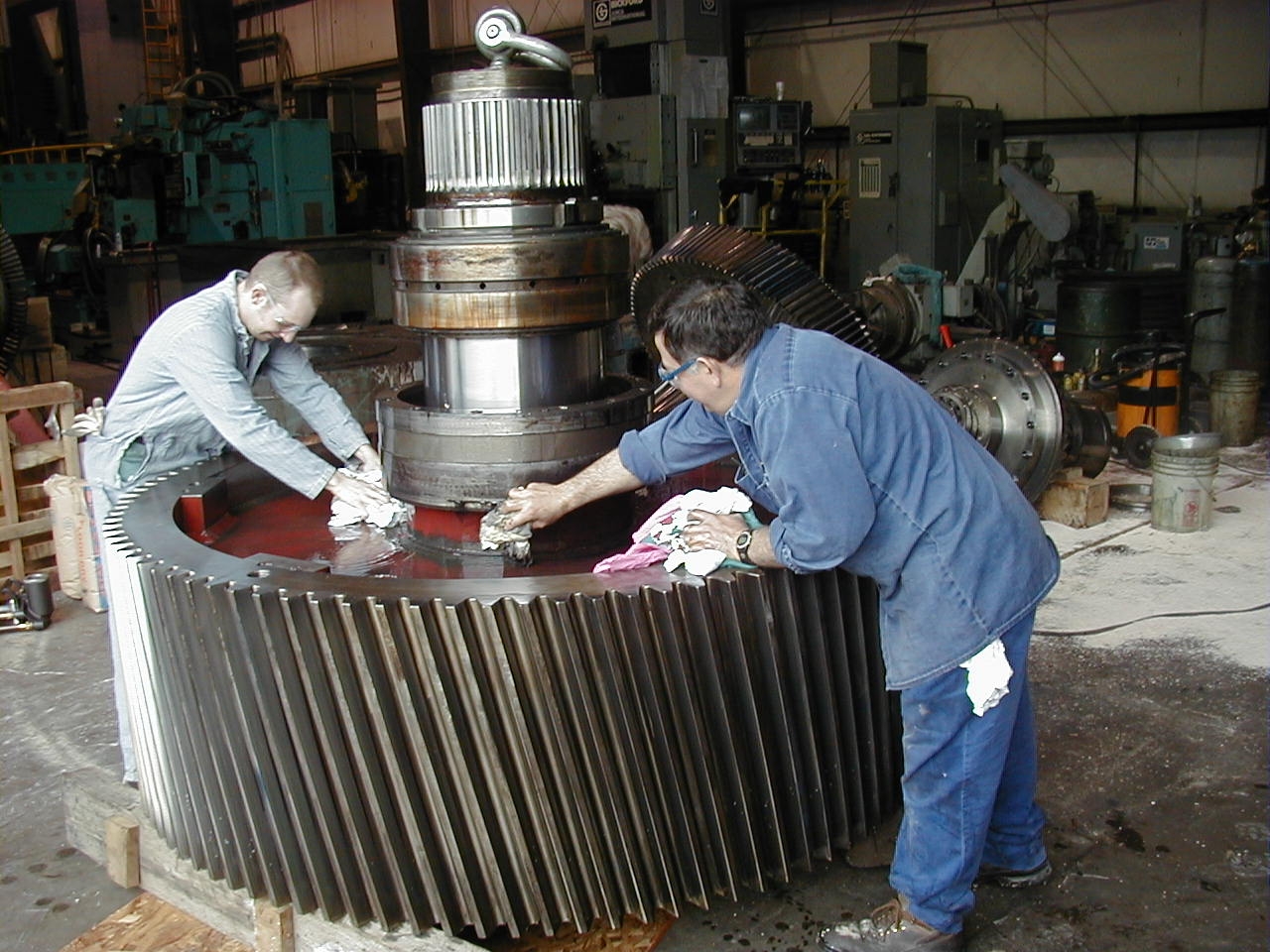 Is there a recommended method for applying lubricant to industrial oven conveyor chains to ensure even distribution?